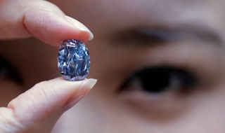 Продадоха рядък син диамант за $32 милиона