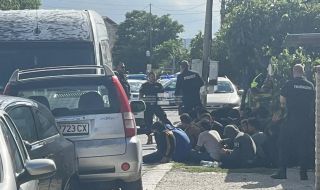 Кадри от гонката между буса с мигранти и полицията в Костинброд (ВИДЕО)