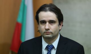 Министър Божанов: Работи се по отпадането на всички стикери по автомобилите