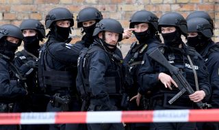 В Хамбург двама въоръжени се барикадираха в училище