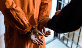 Затворник погълна мобилния си телефон
