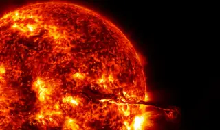 Необичайни силно слънчево изригване бе засечено днес