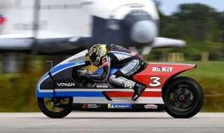 Нов рекорд за скорост: най-бързият електрически мотоциклет в света ускори до 455 километра в час (ВИДЕО)