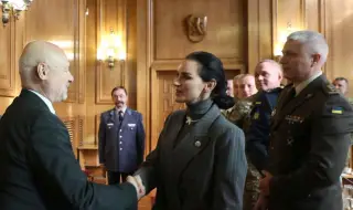 В София Тодор Тагарев се срещна с украински военни СНИМКИ