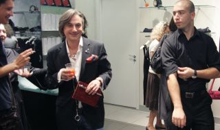 Мистерията с Денди се заплита