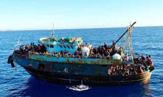 Поне 25 мигранти загинаха, а още 15 са в неизвестност, лодката им потъна край бреговете на Тунис