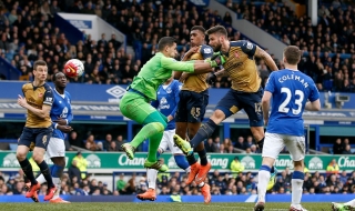 Арсенал остава в битката за титлата