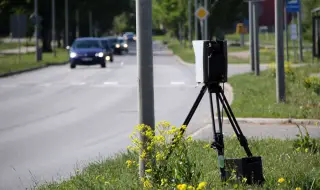 Мъж запали камера за скорост на пътя (ВИДЕО)