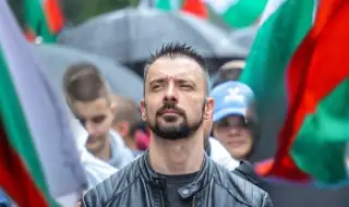 Точно сега ли е моментът да търсим кусури в националния проект и символи? Да клатим лодката, която е едва сглобена