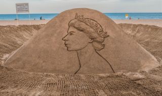 Пясъчна фигура с лика на кралица Елизабет Втора в Бургас разбуни духовете
