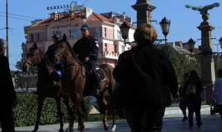 Конна полиция бди на „Орлов мост“ (СНИМКИ)