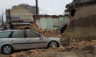 Къща във Варна се срути върху кола