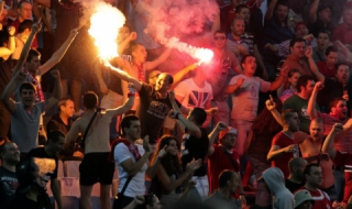 Ужас: Фен уби футболист с камък (Видео)