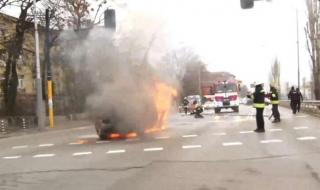 Кола изгоря като факла на ключово столично кръстовище (ВИДЕО)