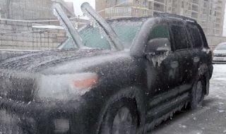 Така се чисти заледен автомобил по руски (ВИДЕО)