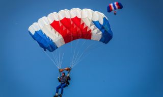 Мъж скочи с парашут от блок в София (ВИДЕО)