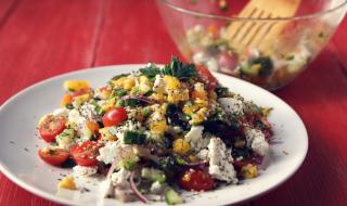 Рецепта за вечеря: Свежа салата с варена царевица и чери домати
