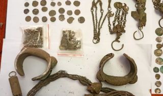 Задържаха голямо количество старинни предмети в поморийско село