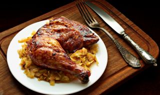 Рецепта за вечеря: Пилешки бутчета с кисело зеле и праз лук