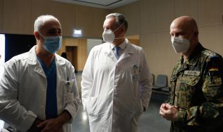 Германски военни медици лекуват тежко болни португалци