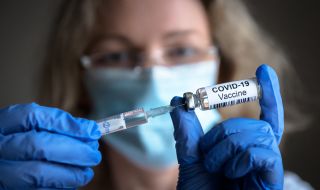 Медсестра, която не вярва във ваксините, е ваксинирала хиляди с физиологичен разтвор