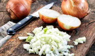 Режем лука грешно: Готвач съветва как да го кълцаме без сълзи