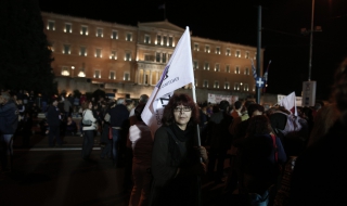 Гръцкото правителство оцеля след вот на недоверие