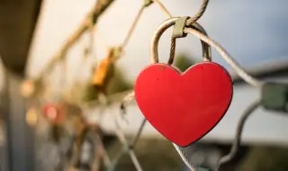 Влюбени двойки „заключват“ любовта си за новата година в Плевен