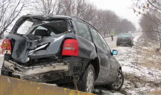 Трагедия край Плевен: Кола се размаза челно в ТИР