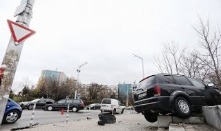 Кола се „качи" по стълби на кръстовище в София