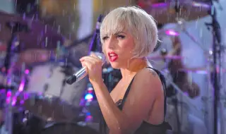 Лейди Гага спря концерт по време на порой заради танцьор, паднал от сцената (ВИДЕО)