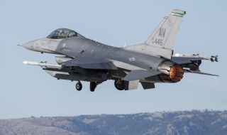 Украйна ще получи една от най-старите версии на F-16