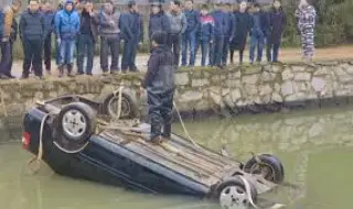 Автомобил, управляван от 49-годишна жена, падна в езеро в Китай - загинали са осем човека