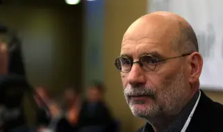 Русия удължи задочно присъдата на писателя Борис Акунин