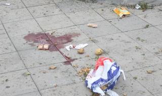 Лекари се борят за живота на ранения пред мола на Цариградско