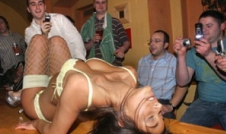 Швейцарци надъхват феновете със... стриптийзьорки