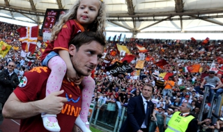 Тоти отново преподписа с Рома