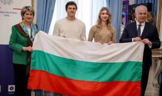 Весела Лечева връчи националния флаг на Тервел Замфиров и Александра Фейгин на изпращане за Олимпиадата