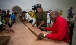 Кубинец направи 90-метрова пура за рождения ден на Кастро