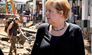 Меркел посети тежко засегнатите от наводнения региони