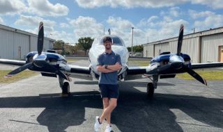 Известна звезда си купи самолет, за да пътува за състезания