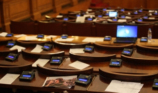 Депутатите ни 19 пъти обиколили Земята със служебни коли