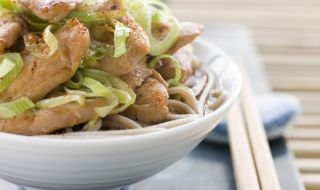 Рецепта за вечеря: Ароматно пиле със зеленчуци