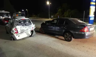Три автомобила се удариха по пътя Бургас – Сарафово