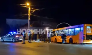 Инцидент в Нови Искър: Автобус на градския транспорт се вряза в къща