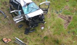 Кола падна от мост на АМ „Струма“, трима пострадаха 