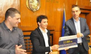 Кметът на Бургас награди Назарян с 12 хиляди лева