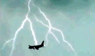 Мълния разтресе самолет над Москва (ВИДЕО)