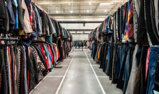 90-те превземат 2023! Вижте кои емблематични модни тенденции се завръщат тази година