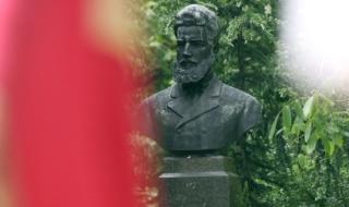 Паметник на Карл Маркс стана бюст на Христо Ботев